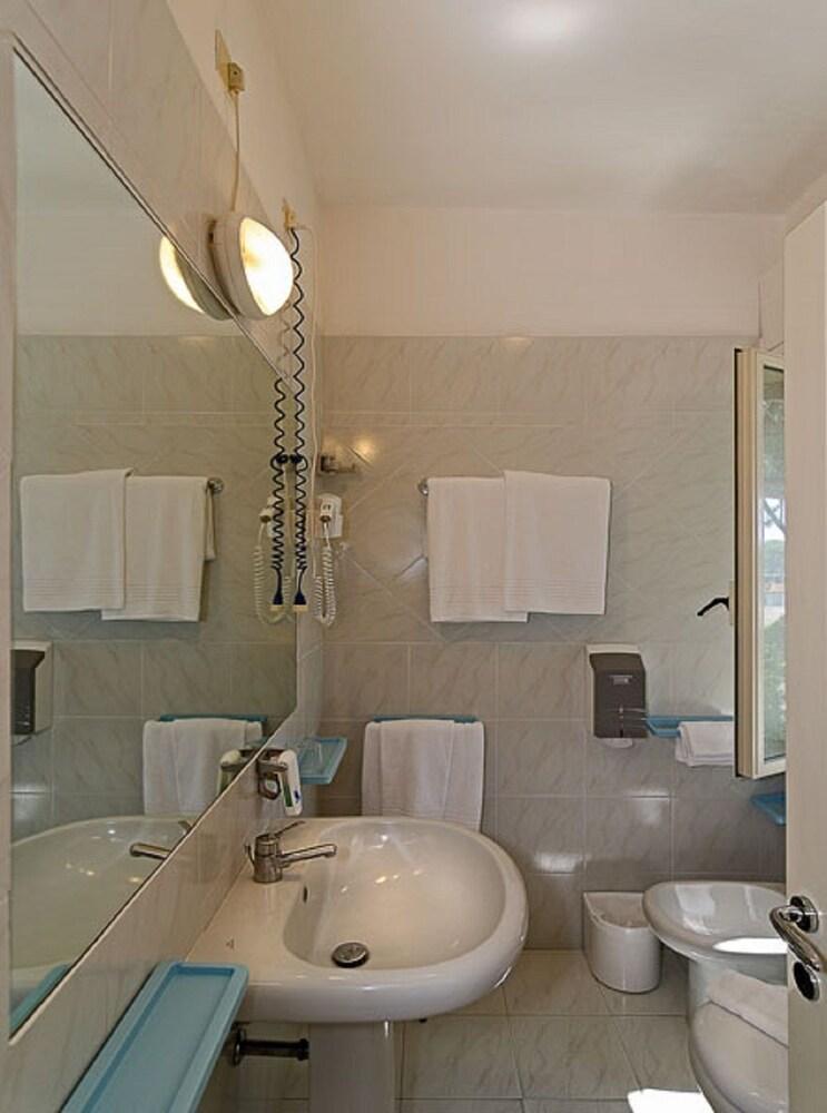 Hotel Le Ginestre Camaiore Bagian luar foto