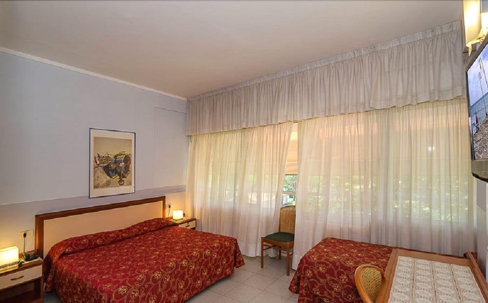 Hotel Le Ginestre Camaiore Bagian luar foto